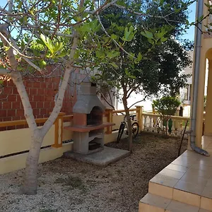 Apartman Ana, Vir
